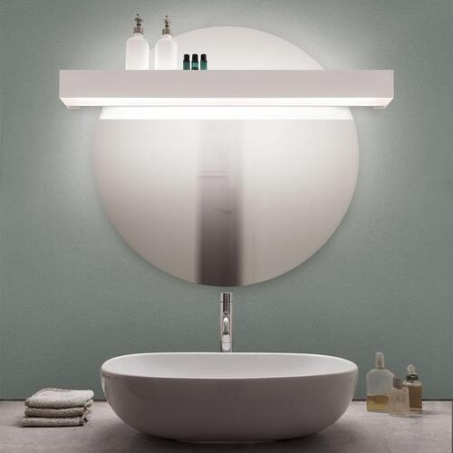 Насыщенный белый свет у зеркала в ванной позволяет с комфортом принимать гигиенические процедуры