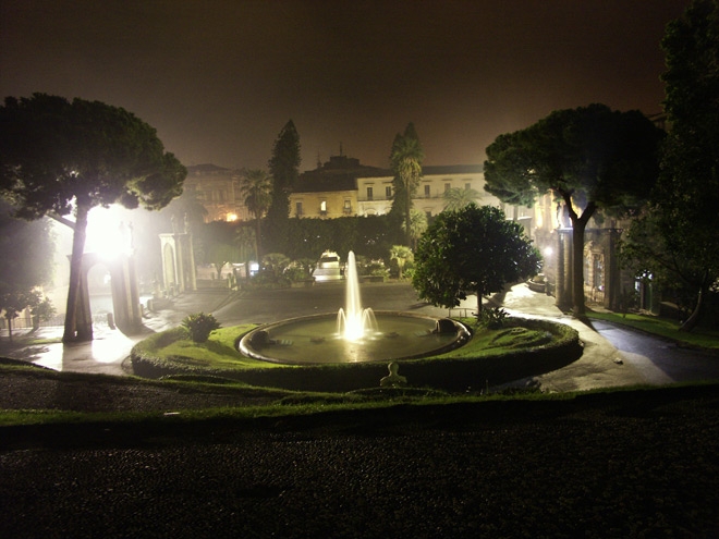 красота ночного сада с парковыми светильниками